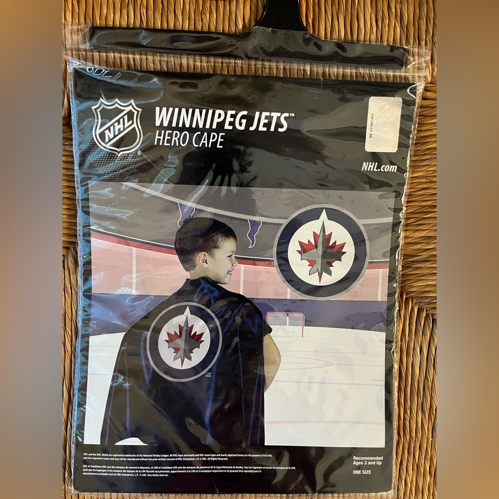 NIP NHL Winnipeg Jets Hero Cape Kids One Size Jersey Costume Halloween